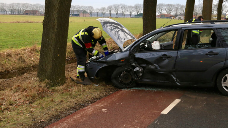 Gewonde bij botsing met twee auto’s op de Griendtsveenseweg Deurne