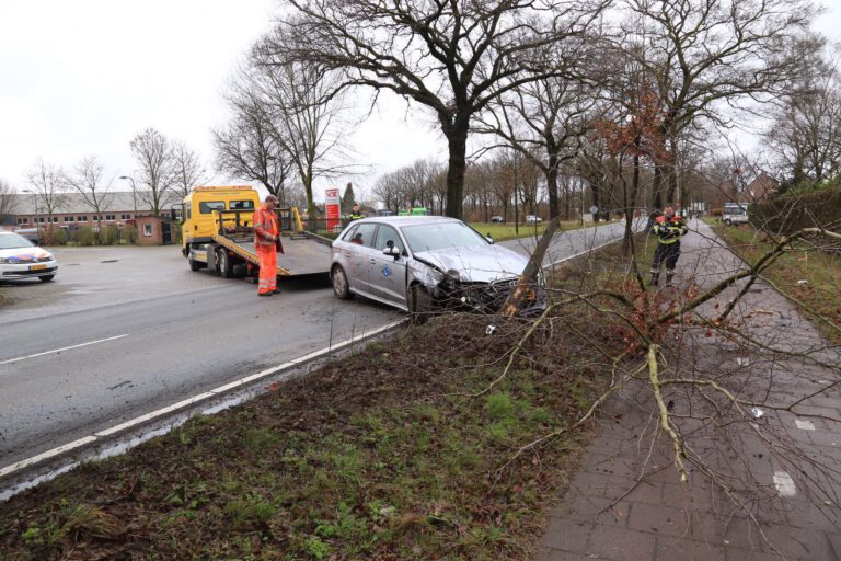 Lesauto botst tegen boom op Liesselseweg in Deurne