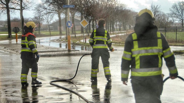 Brandweer druk doende met oliespoor in Deurne