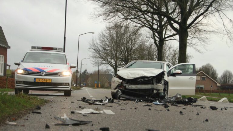 Veel schade en lichtgewonde bij ongeval op Vlierdenseweg in Deurne