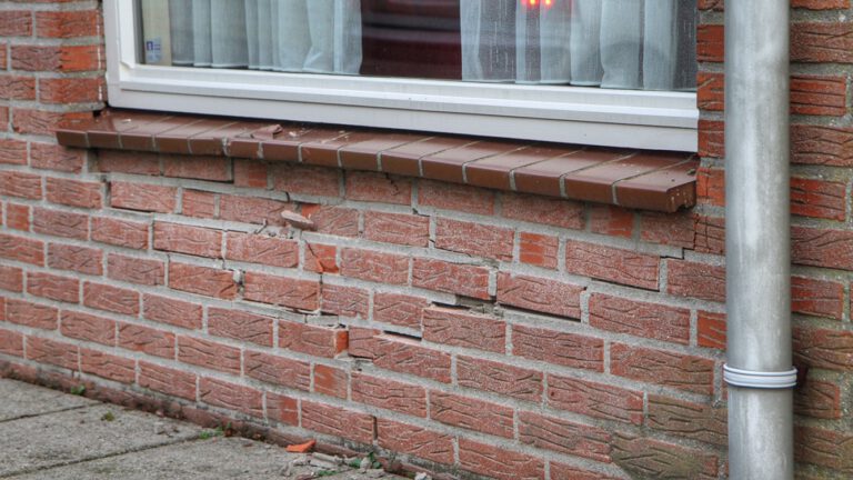 Man wil vrouw aanrijden maar raakt woning