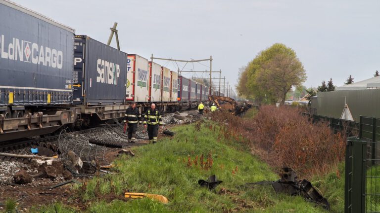 Aanrijding trein en graafmachine in Deurne