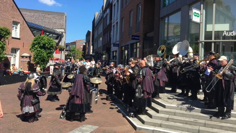 Drukke en zonnige Hemelvaartsdag in centrum Deurne