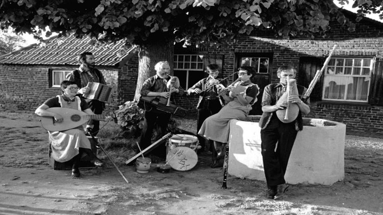 Heemkundekring houdt expositie over Zeilbergse volksmuziekgroep Moek