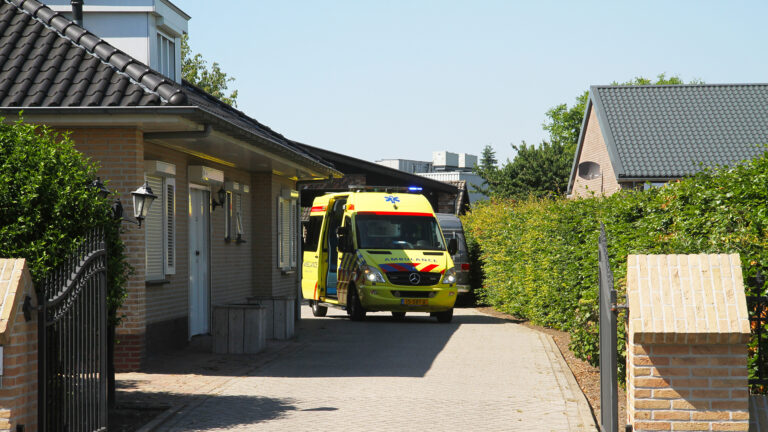 Man bekneld in ijzeren bak