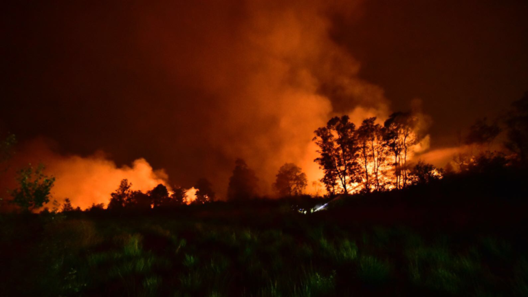 Politieonderzoek oorzaak brand Deurnese Peel: geen brandstichting