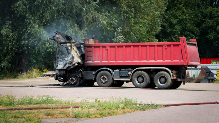 Vrachtwagencabine uitgebrand in Neerkant