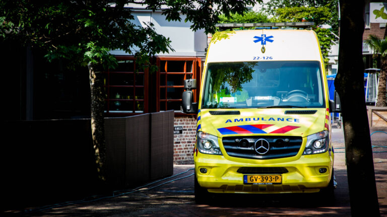 Fietsster gewond na val over hogedrukslang