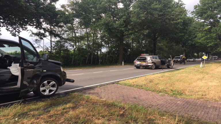 Busje knalt achterop auto op Langstraat in Deurne