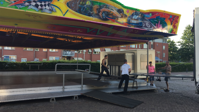 Jarige kinderen openen kermis met honderden ballonnen