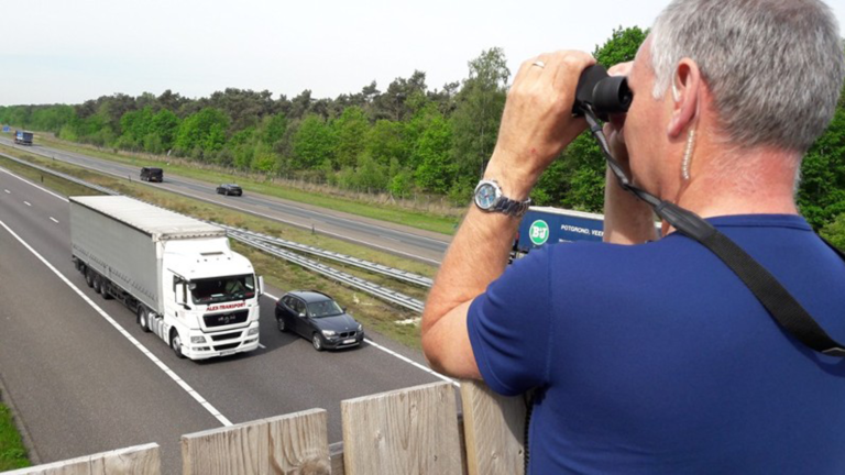 Weer 25 bonnen voor bellen in de auto op A67