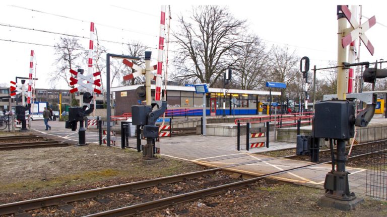 Niet meer fietsend het spoor over bij N.S. station Deurne
