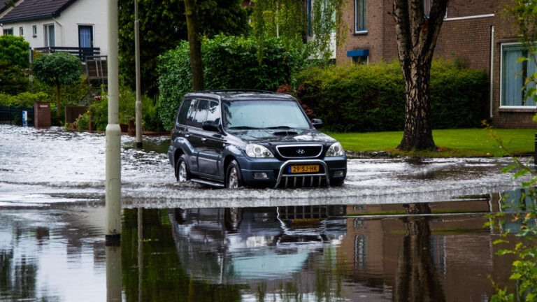 Helmondseweg Deurne blank door hevige regenval