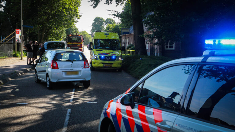 Auto rijdt wielrenner aan op Haageind Deurne