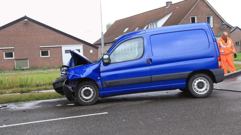 Auto botst tegen boom op Langstraat in Deurne