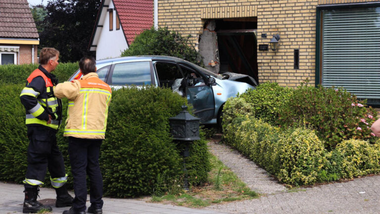 Automobilist mist bocht en rijdt woning in