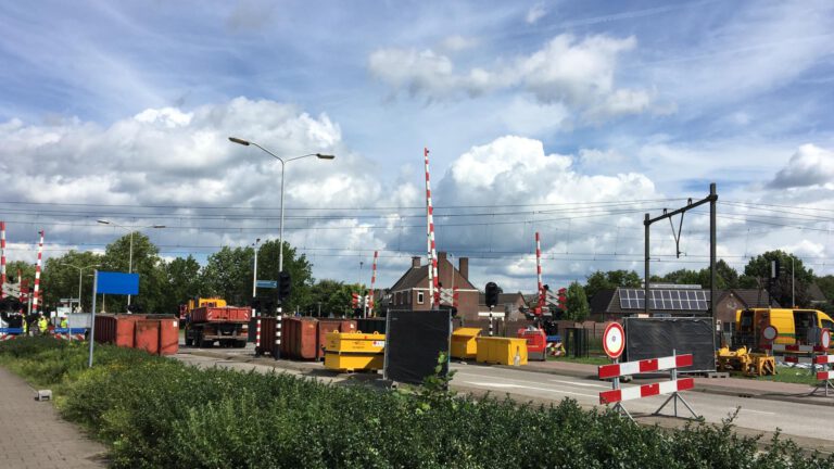 Werkzaamheden spoorwegovergang Liesselseweg in volle gang