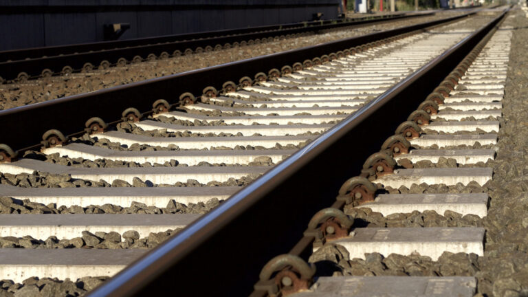 Overweg Deurne dicht door werk aan spoor