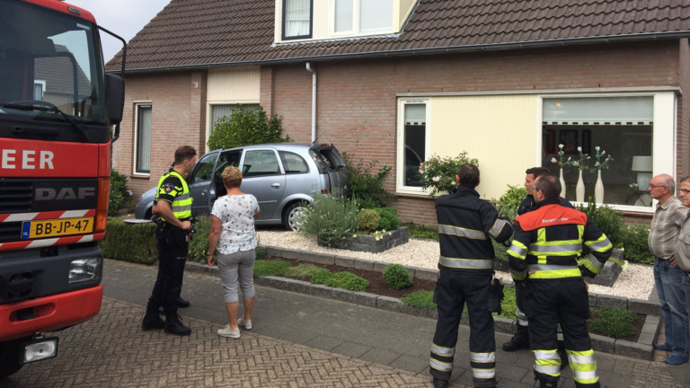 Auto rijdt tegen huis in Deurne