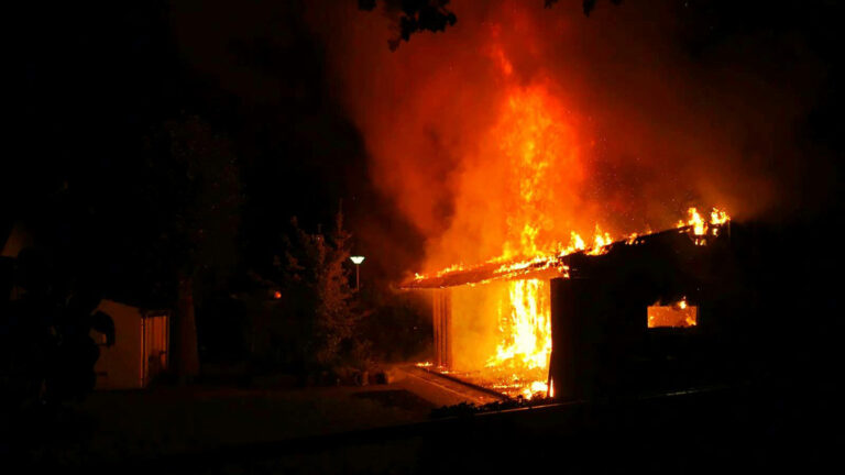 Uitslaande brand in schuur Hagelkruisweg Deurne