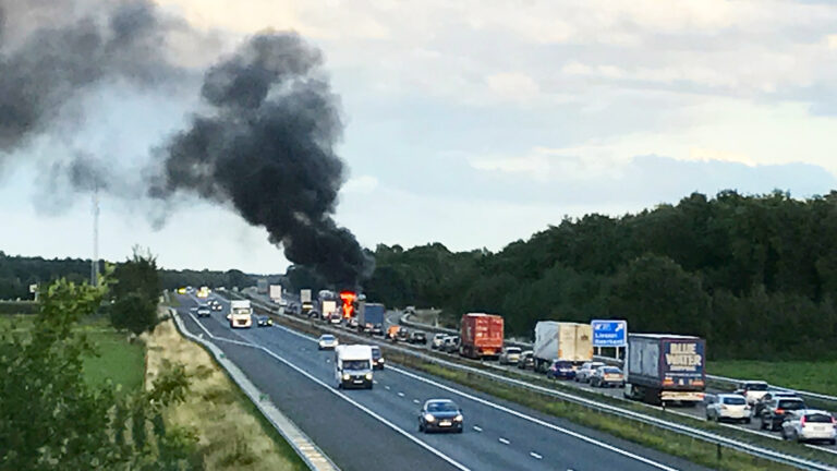 Chaos op A67 door brandende autotransporter