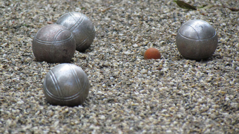 Lichtmasten jeu-de-boulesbaan Liessel vernield