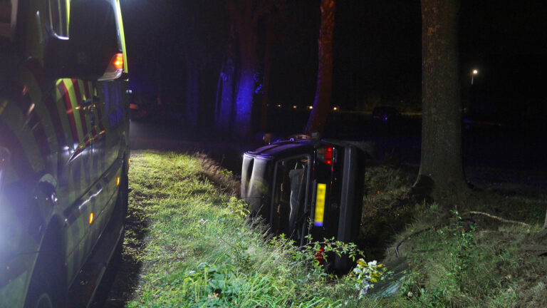 Auto in sloot op Schalkertweg in Deurne