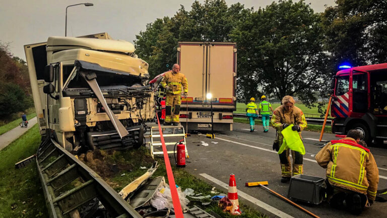 Frontale aanrijding tussen twee vrachtauto’s op N270