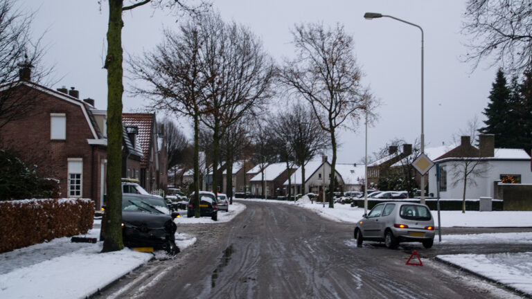 Twee auto’s botsen op elkaar in Deurne