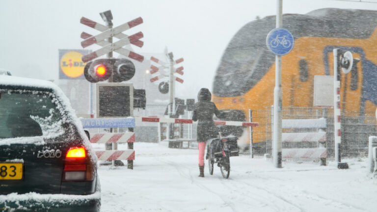 Maandag weer minder treinen door sneeuw