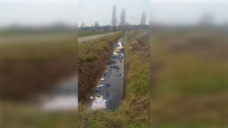 Vermoedelijk drugsafval gestort in sloten Schalkertweg Deurne