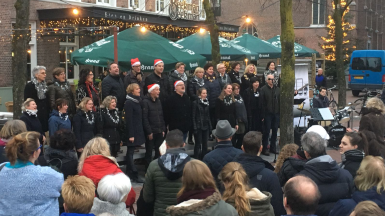 Drukte op de ijsbaan in Deurne tijdens Ijsfestijn