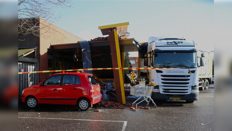 Vrachtauto ramt pui supermarkt Jumbo Deurne