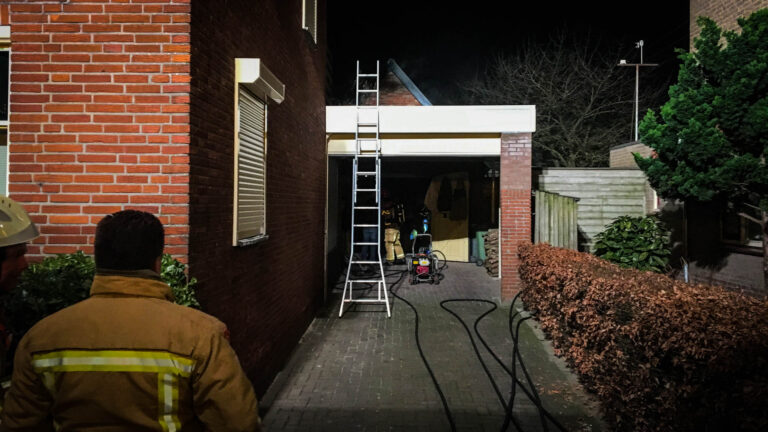 Bewoners ontdekken brand in garage van woning