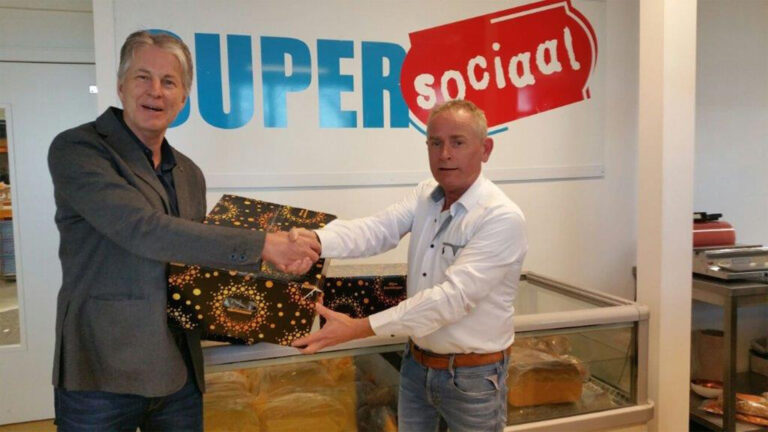 Kerstpakketten geschonken aan Super Sociaal