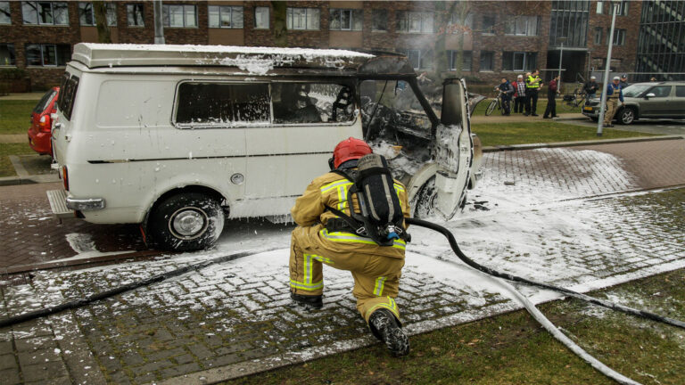 Camper uitgebrand Beukenstraat