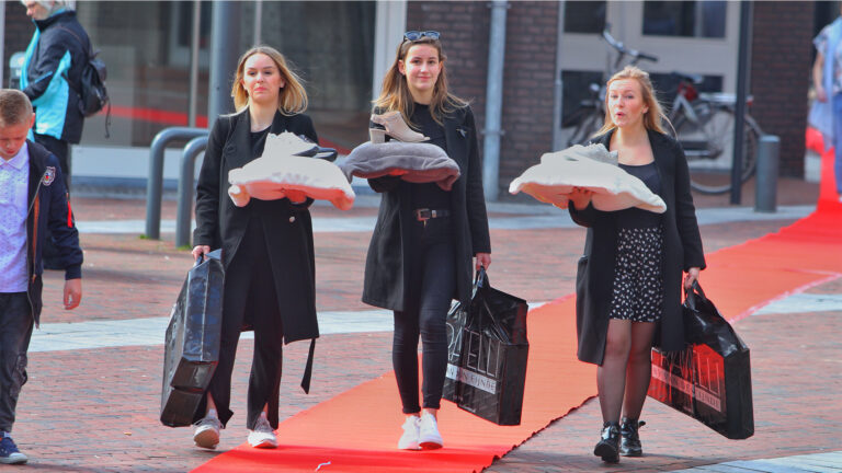 Mooi lenteweer tijdens Modezondag in centrum Deurne