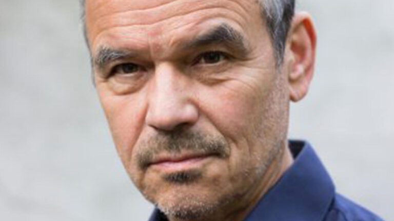 Ernst Jansz vertelt en zingt in Wieger