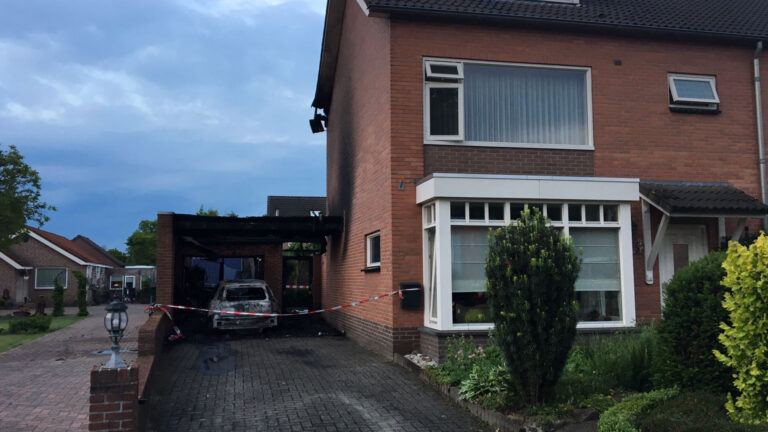 Brand verwoest auto en deel bovenwoning Rembrandt van Rijnstraat Deurne