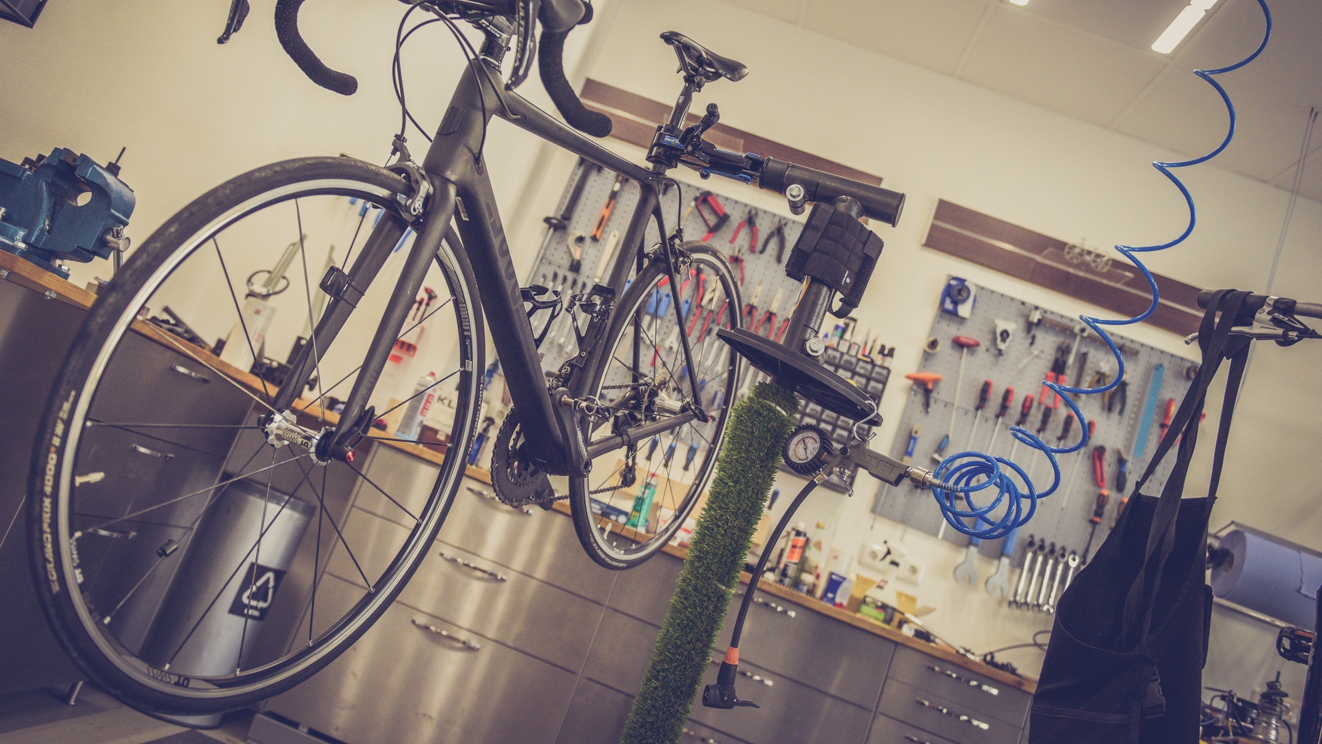 Repair café verlengt aanbieding goedkope fietsen opnieuw | Deurne Media