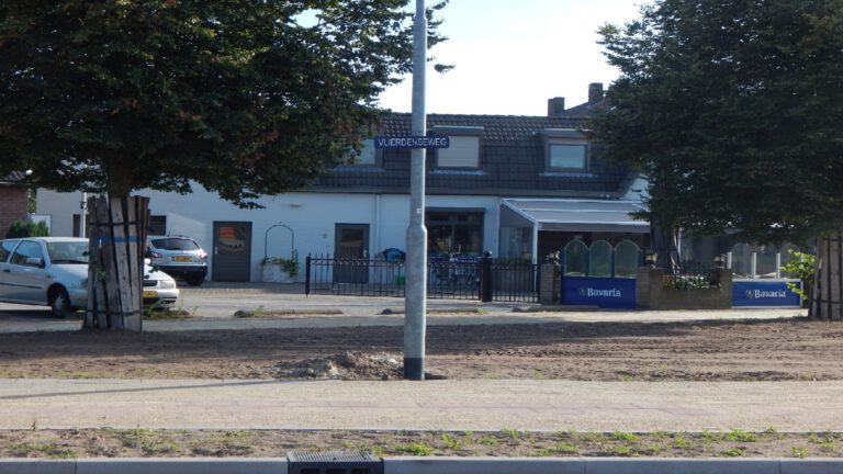 Spoorwegovergang is vrij en borden staan verkeerd