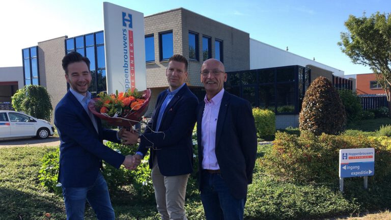 Wethouder feliciteert koninklijke Hoppenbrouwers
