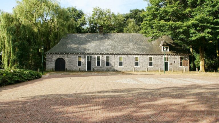 Hergebruik basaltkeien voor terras in waaiervorm bij Dinghuis