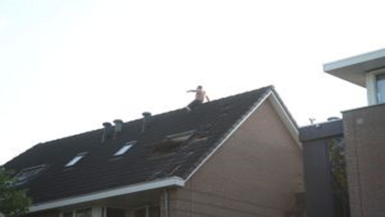 Verwarde man op dak appartementencomplex Molenberg
