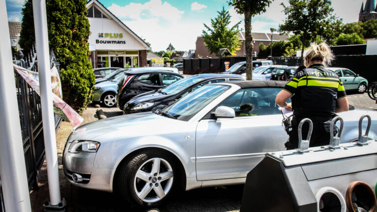 Auto slingert over Zeilbergsestraat en raakt meerdere auto’s