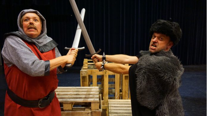 Wizzel speelt Joris Gwyn en de draak. Ridder Richard in gevecht met ridder Rowan