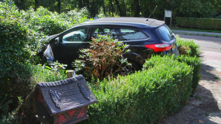 Auto raakt van de weg en mist maar net twee fietsers