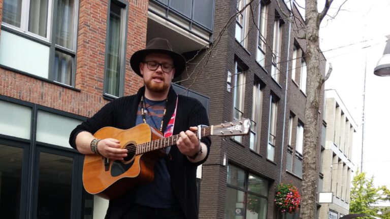 Erwin van de Weijer geeft straatconcerten in Deurne