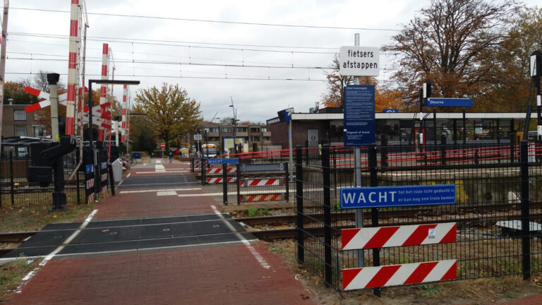 Gemeente en Prorail plaatsen nieuwe borden overpad NS station Deurne