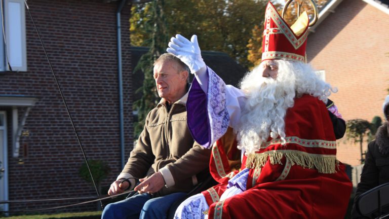 Intocht Sinterklaas in Zeilberg; kinderen verwelkomen Sint en Pieten in Den Draai